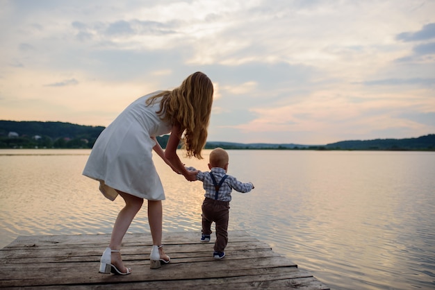 Belle mère et son fils s'amusant près du lac