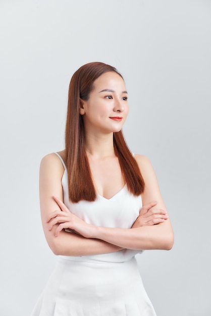 Une belle et mignonne jeune femme qui pose en studio. Concept de mode.