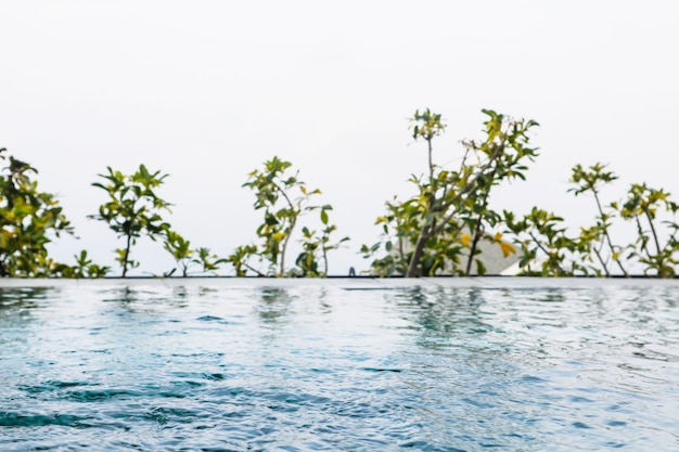 Belle mise au point de la piscine d'eau bleue