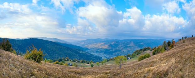 Belle montagne d'automne et petit village dans la vallée (Carpates. Ukraine). Trois coups d'image de couture.