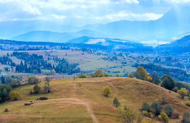 Belle montagne d'automne et petit village à flanc de montagne (Carpates. Ukraine)