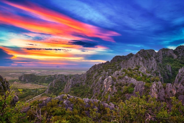 Belle montagne calcaire et forêt au coucher du soleil dans la campagne thaïlandaise