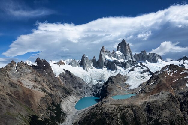 Belle montagne couverte de neige