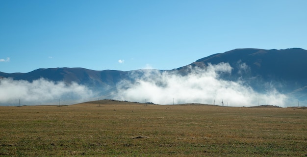 Belle montagne dans la brume