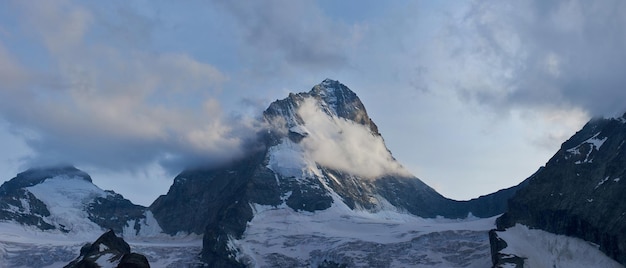 Belle montagne Dent Blanche dans la neige couverte de nuages gris Suisse