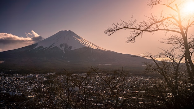 Belle montagne Fuji avec couverture de neige sur le dessus au coucher du soleil, lieu de voyage historique. Paysage japonais des saisons d'hiver. Le mont Fuji est la plus haute montagne du Japon et est populaire auprès des touristes étrangers.