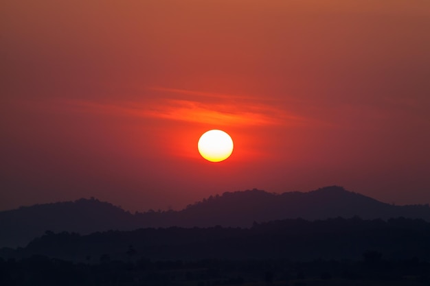 Belle montagne et lever de soleil