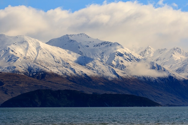 Belle montagne de neige dans la ville de Wanaka en Nouvelle-Zélande