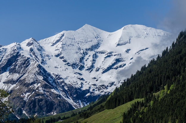 Belle montagne avec de la neige