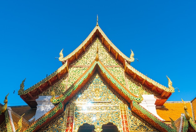 Belle Monture Dorée Au Temple De Wat Phra That Doi Suthep à Chiang Mai, Thaïlande.
