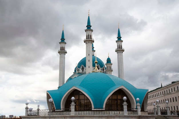 Belle mosquée blanche avec un toit bleu contre le ciel avec des nuages. Mosquée en Russie à Kazan
