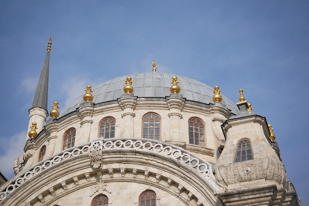 Une belle mosquée contre le ciel bleu