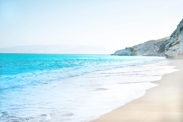 Belle nature de l'Albanie, mer bleu clair