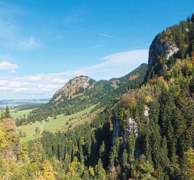 Belle nature des alpes européennes vue sur le paysage du lac et du village des montagnes alpines par une journée ensoleillée de voyage et de paysage de destination