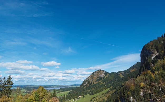 Belle nature des alpes européennes vue sur le paysage du lac et du village des montagnes alpines par une journée ensoleillée de voyage et de paysage de destination