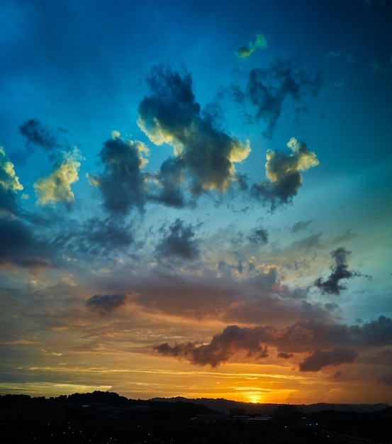 Belle nature coucher de soleil lever du soleil et incroyables nuages colorés