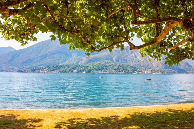 Belle nature du lac de Côme Italie en été célèbre destination touristique