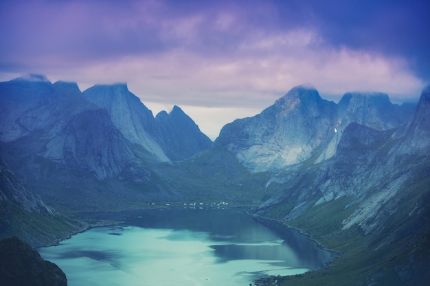 Belle nature à la lumière du coucher du soleil Vue aérienne du fjord et de la crête du mont Reinebringen îles Lofoten Norvège