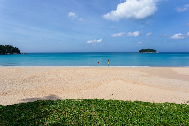 Belle nature de la mer d'Andaman et plage de sable blanc le matin à Patong Beach, île de Phuket, Thaïlande