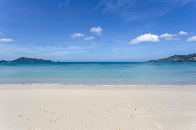 Belle nature de la mer d'Andaman et plage de sable blanc à Patong Beach Phuket Island Thaïlande