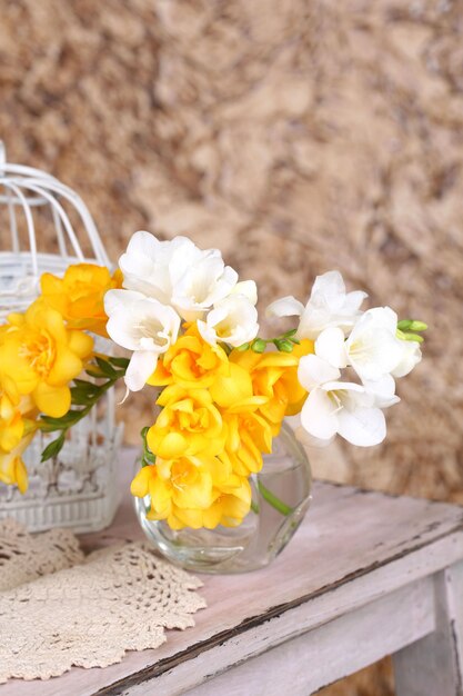 Belle nature morte aux fleurs de freesia