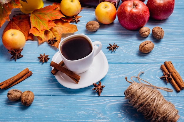 Belle nature morte avec café dans une tasse blanche sur une table en bois blanche