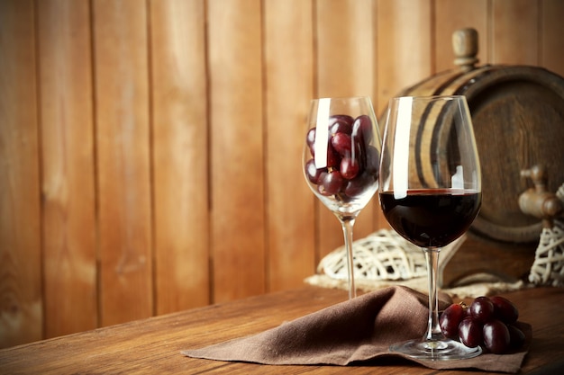 Belle nature morte avec du vin et du raisin sur table en bois