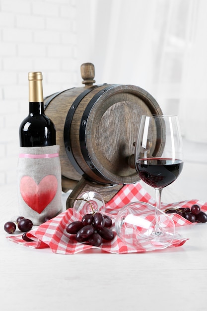 Belle nature morte avec du vin et du raisin sur la table