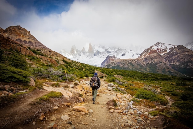 Belle nature de Patagonie Fitz Roy trek homme avec sac à dos marche vue sur les Andes Parc National Los Glaciers El Chalten Argentine