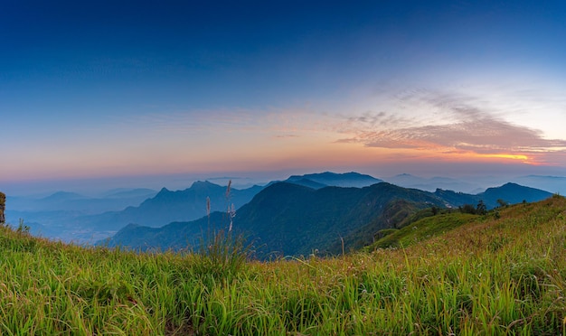 Belle nature de paysage le matin au sommet de la montagne avec brouillard de nuage de lumière du soleil et ciel bleu vif