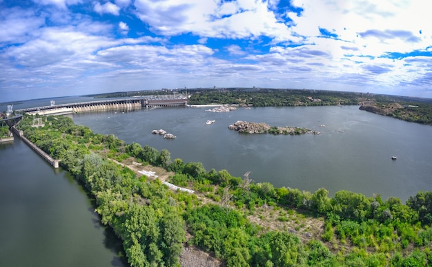 Belle nature près de la rivière