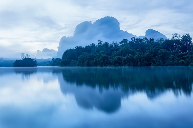 Belle nature et reflet dans les grands marais du matin à Ban Nong Thale, province de Krabi, Thaïlande