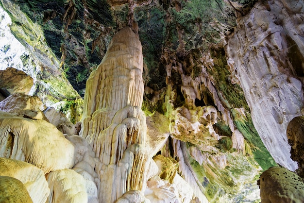 Photo belle nature de stalactites et de stalagmites au sentier naturel de la grotte de bua boke sur l'île de ko wua ta lap dans le parc national marin de mu ko ang thong dans le golfe de thaïlande, province de surat thani