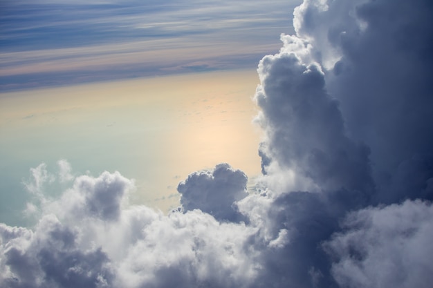 Belle de nuage sur ciel prendre une photo dans l&#39;avion.