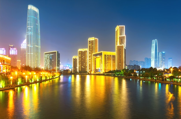Belle nuit vue de la ville de Tianjin, Chine