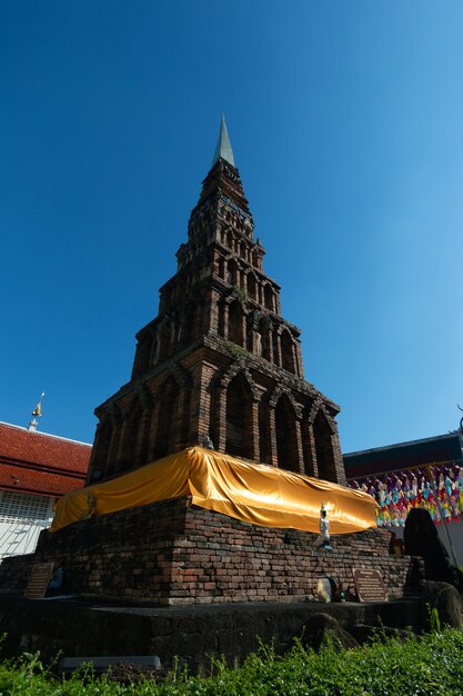 Belle pagode en brique avec lampe thaïlandaise au temple de Thaïlande au festival des lanternes