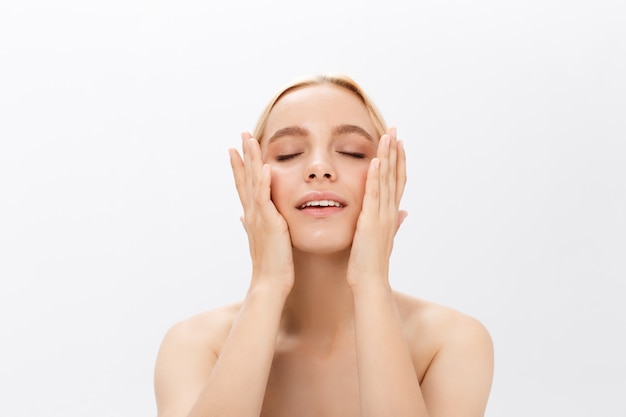 Belle peau blonde et femme en bonne santé avec des cils de beauté et des poils