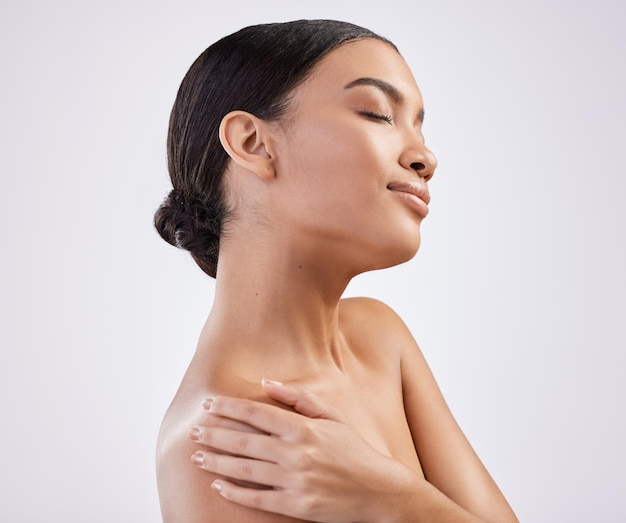 Belle peau élève mon humeur comme aucune autre Prise de vue en studio d'une belle jeune femme posant sur un fond blanc