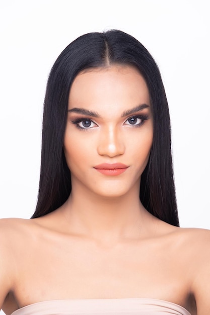 Belle peau fraîche femme épaule ouverte avec look propre maquillage et longs cheveux noirs Portrait jeune fille à la mode naturelle attrayante visage express sentir sourire spectacle oeil lèvre isolé fond blanc