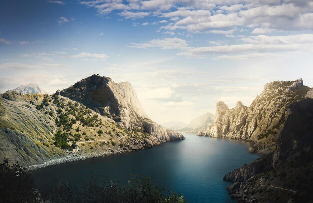 Photo belle peinture matte paysage grand fleuve bleu coule dans les fjords humeur nordique arrière-plan pour les jeux