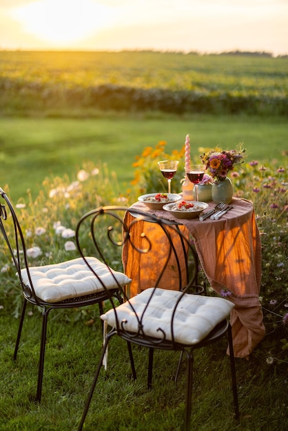 Belle pelouse verte avec des fleurs et une table à manger