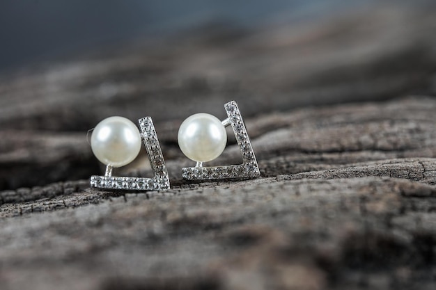 Une belle perle clous d'oreilles gros plan de boucles d'oreilles perle blanche