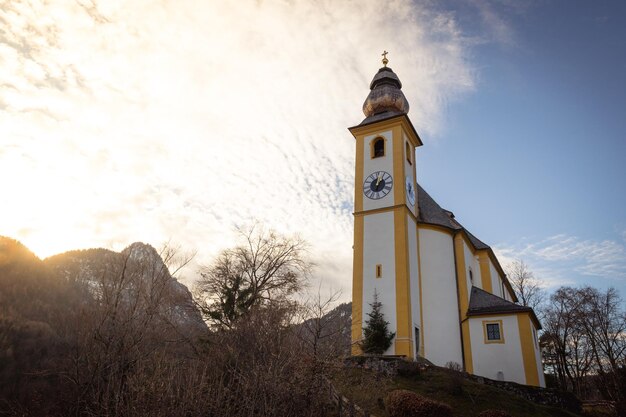 Belle petite église ciel bleu