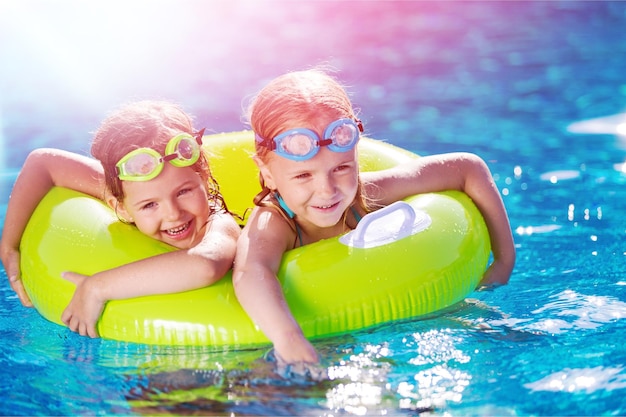 Belle petite fille au soleil à la piscine