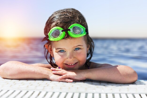 Belle petite fille au soleil à la piscine