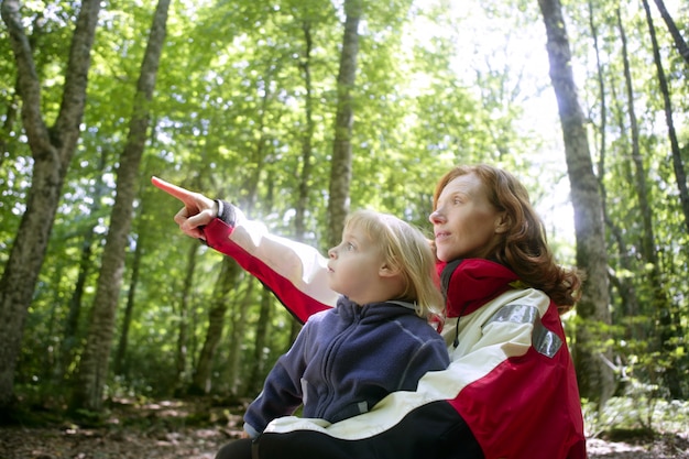 Belle petite fille blonde maman dans la forêt