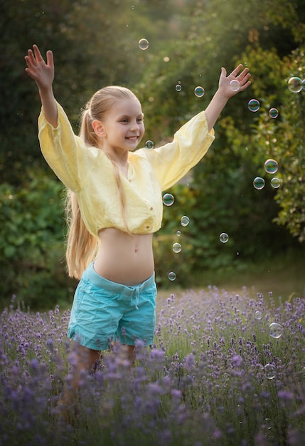 Belle petite fille dans un champ de lavande