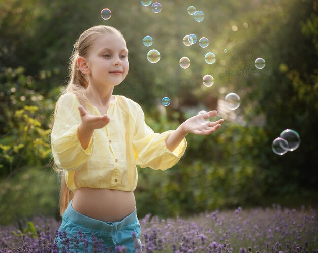 Belle petite fille dans un champ de lavande