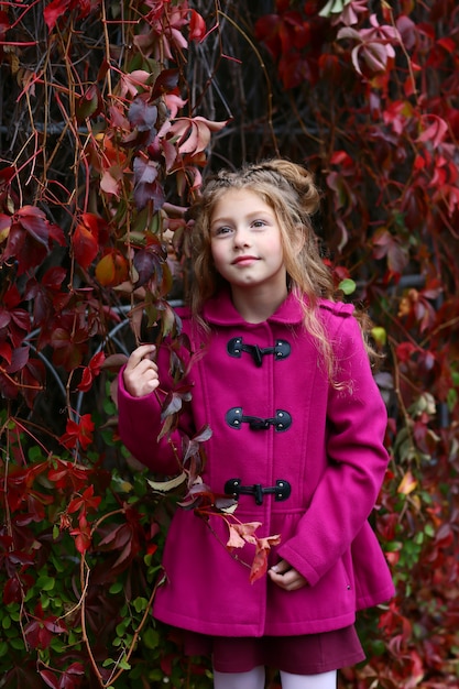 Une belle petite fille dans le parc