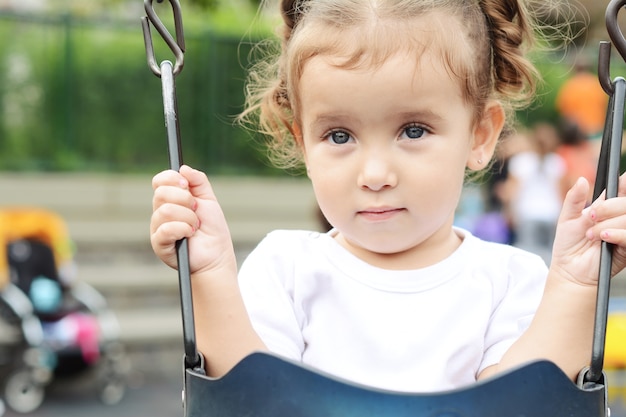 Belle petite fille dans le parc